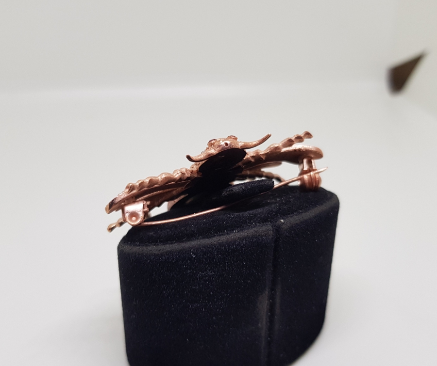 AKREP FORMUNDA YAPILMIŞ ELMAS TAŞLI BROŞ