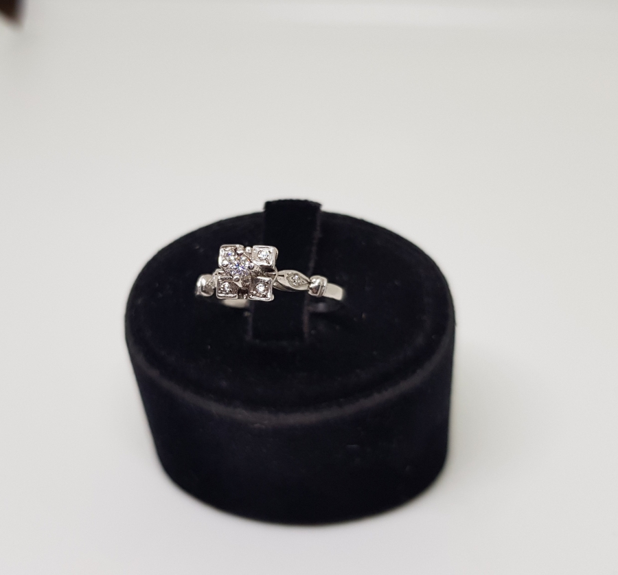 DÖRT YAPRAKLI YONCA MODELİ PIRLANTA TAŞLI YÜZÜK