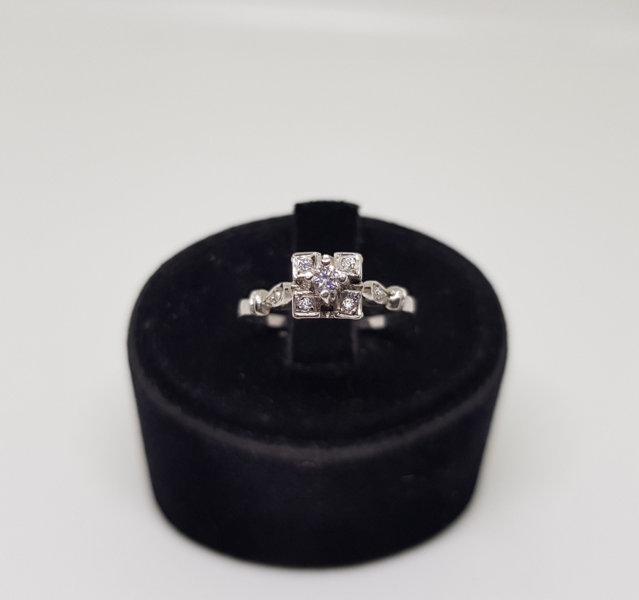 DÖRT YAPRAKLI YONCA MODELİ PIRLANTA TAŞLI YÜZÜK