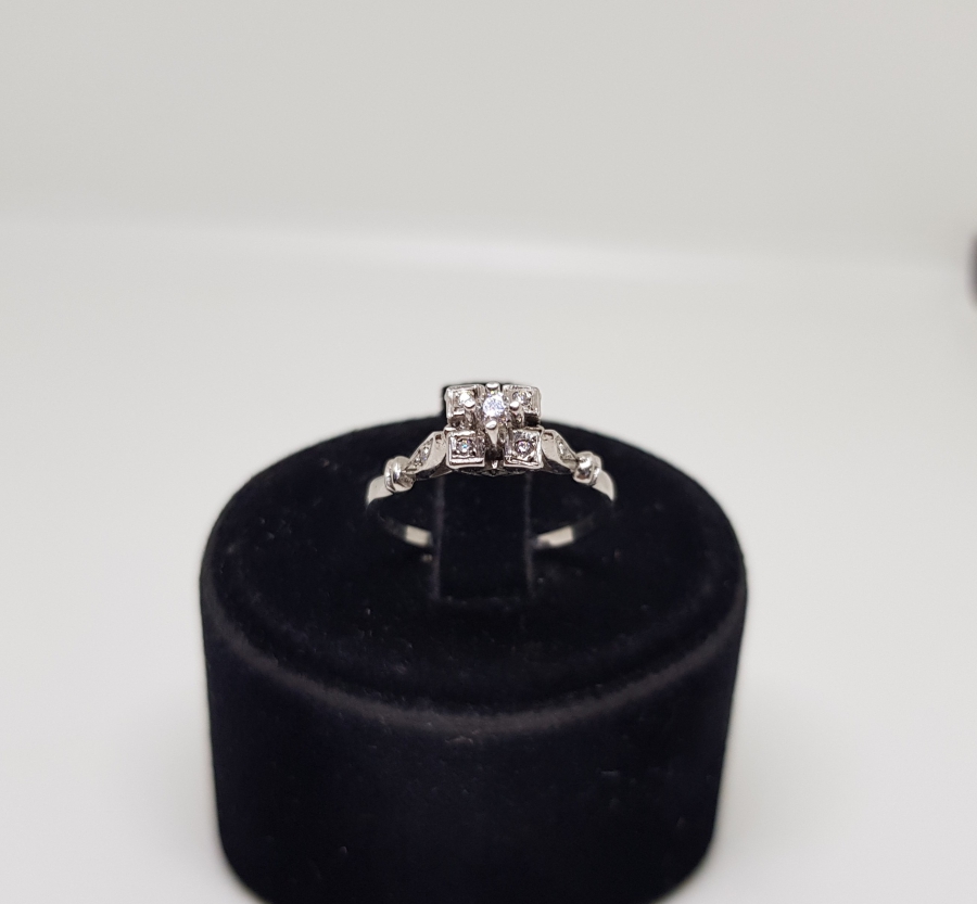 DÖRT YAPRAKLI YONCA MODELİ PIRLANTA TAŞLI YÜZÜK