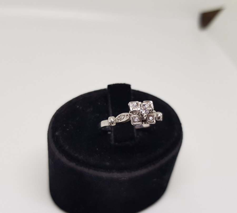 DÖRT YAPRAKLI YONCA MODELİ PIRLANTA TAŞLI YÜZÜK