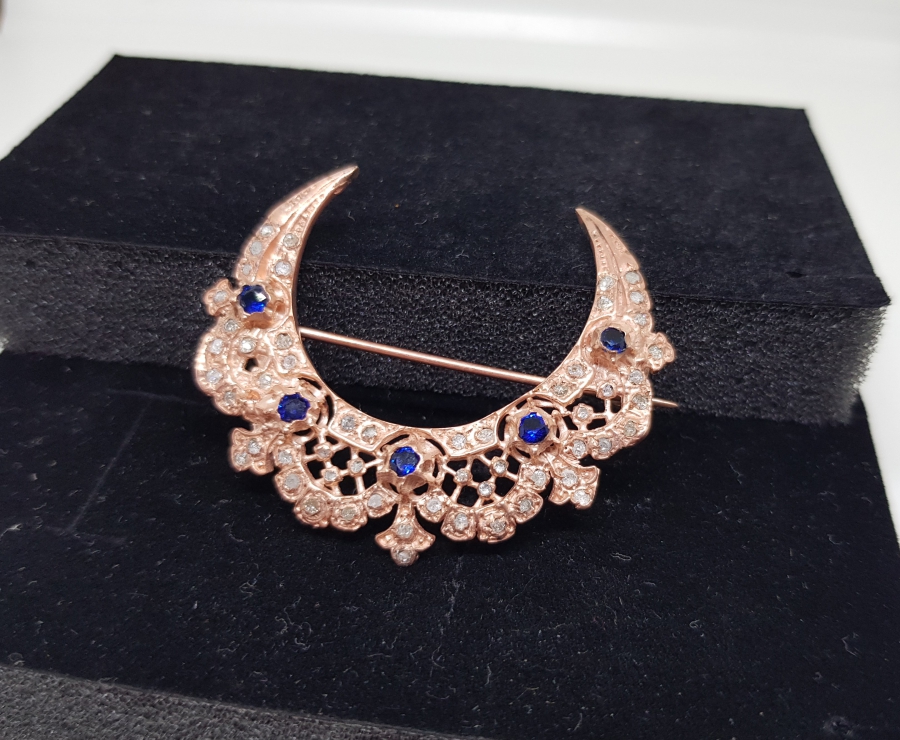 SAFİR VE ELMAS TAŞLARLA SÜSLÜ HİLAL FORMLU BROŞ