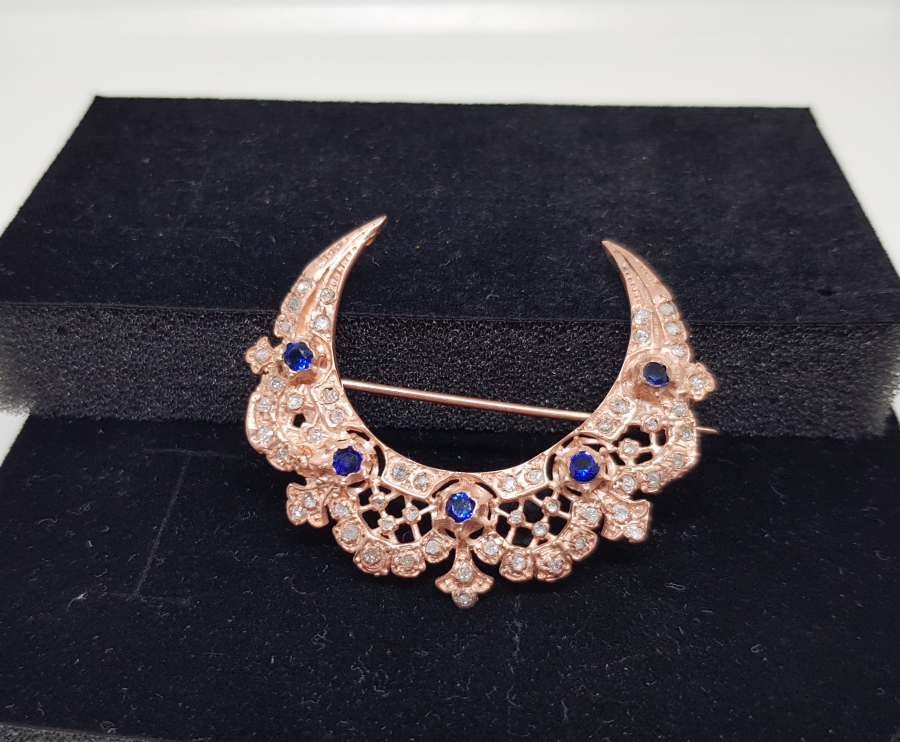 SAFİR VE ELMAS TAŞLARLA SÜSLÜ HİLAL FORMLU BROŞ