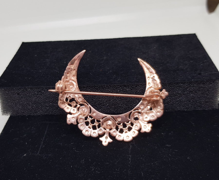 SAFİR VE ELMAS TAŞLARLA SÜSLÜ HİLAL FORMLU BROŞ