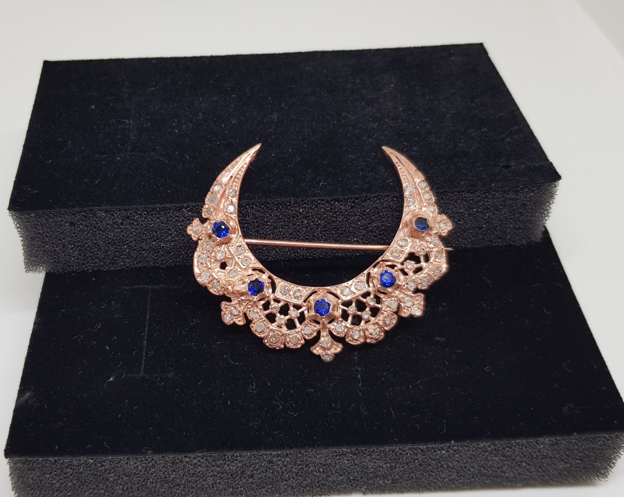 SAFİR VE ELMAS TAŞLARLA SÜSLÜ HİLAL FORMLU BROŞ
