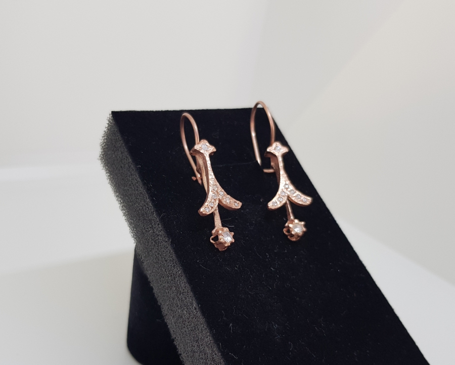 ELMAS TAŞLI GÜL MODEL KÜPE