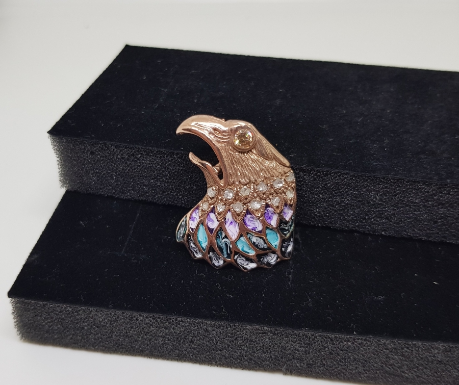 ÜZERİ MİNE İŞÇİLİKLİ ELMAS TAŞLI KARTAL BAŞI FORMUNDA YAPILMIŞ BROŞ