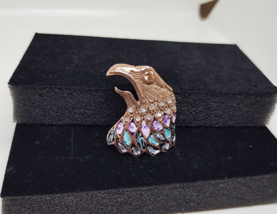 ÜZERİ MİNE İŞÇİLİKLİ ELMAS TAŞLI KARTAL BAŞI FORMUNDA YAPILMIŞ BROŞ