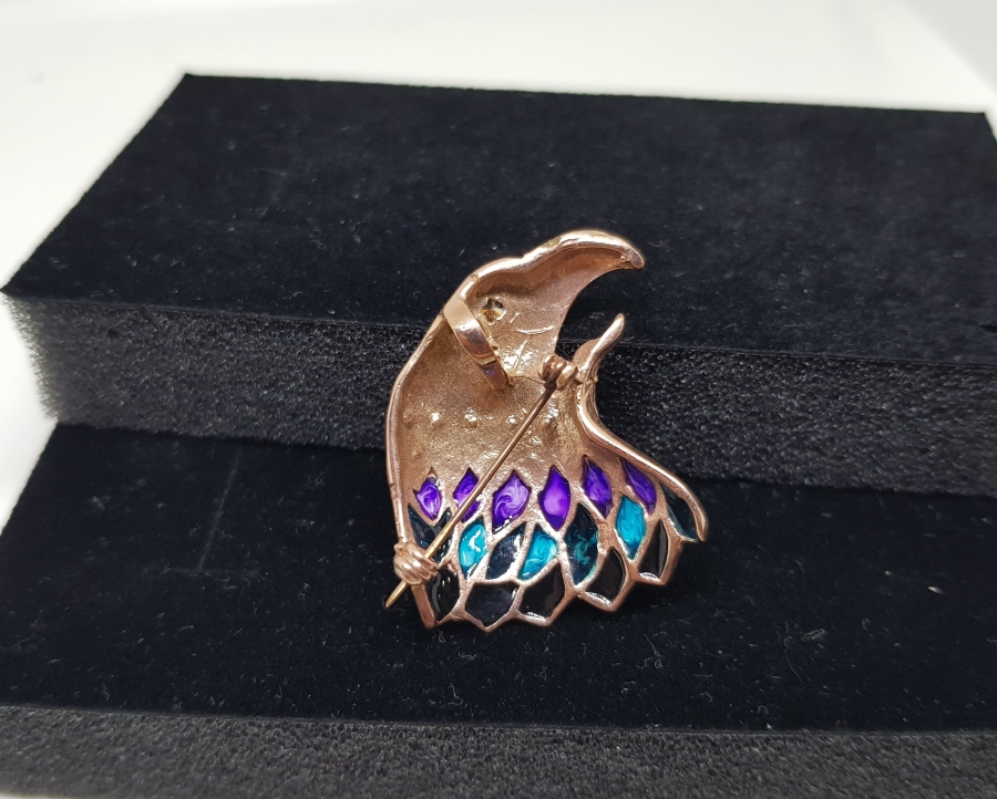 ÜZERİ MİNE İŞÇİLİKLİ ELMAS TAŞLI KARTAL BAŞI FORMUNDA YAPILMIŞ BROŞ