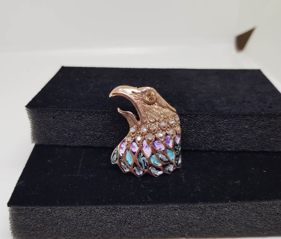 ÜZERİ MİNE İŞÇİLİKLİ ELMAS TAŞLI KARTAL BAŞI FORMUNDA YAPILMIŞ BROŞ