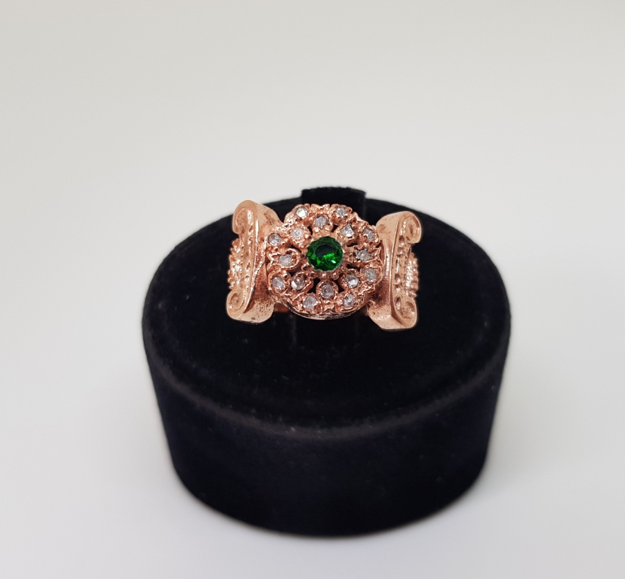 ZÜMRÜT VE ELMAS TAŞLI KOÇBAŞI MODELİ YÜZÜK