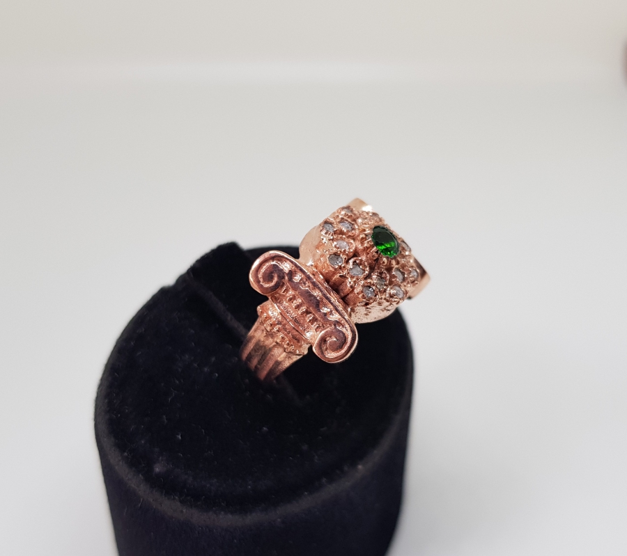 ZÜMRÜT VE ELMAS TAŞLI KOÇBAŞI MODELİ YÜZÜK