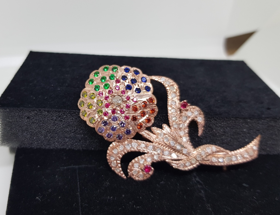 RENK CÜMBÜŞÜ MODELİ PIRLANTA TAŞLI BROŞ