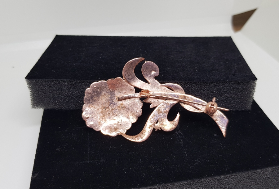 RENK CÜMBÜŞÜ MODELİ PIRLANTA TAŞLI BROŞ