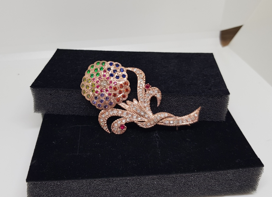 RENK CÜMBÜŞÜ MODELİ PIRLANTA TAŞLI BROŞ