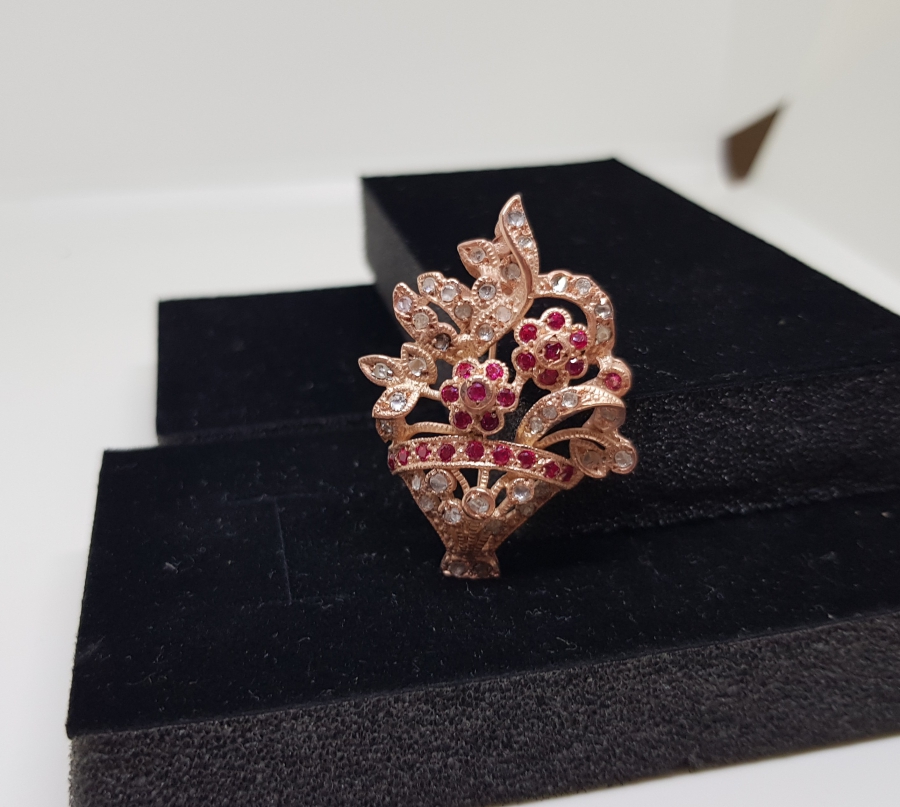 YAKUT VE ELMAS TAŞLI SAKSI ÇİÇEKLERİ MODELİ BROŞ