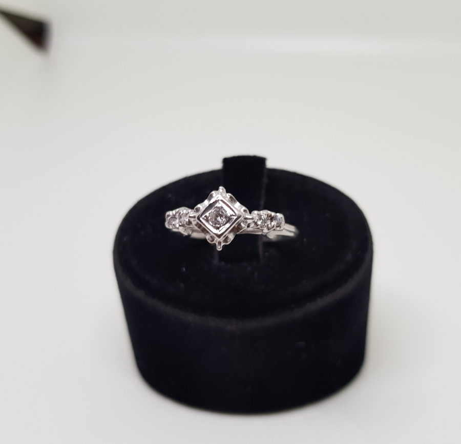 DÖRTGEN MODEL PIRLANTA TAŞLI YÜZÜK