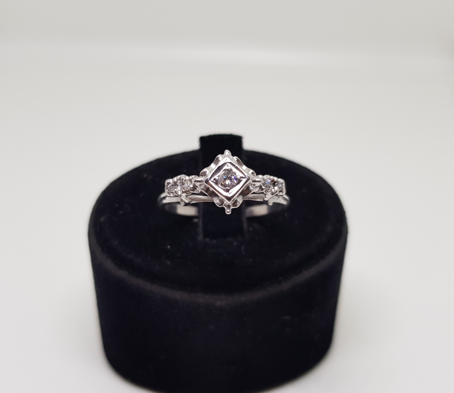 DÖRTGEN MODEL PIRLANTA TAŞLI YÜZÜK