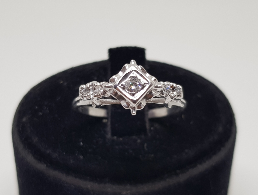 DÖRTGEN MODEL PIRLANTA TAŞLI YÜZÜK