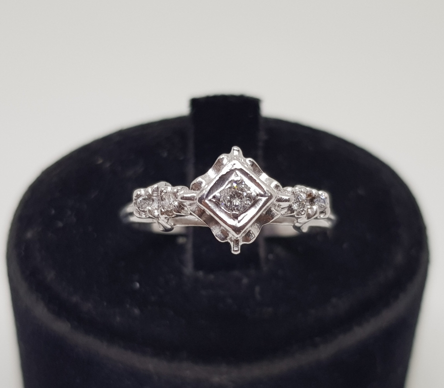 DÖRTGEN MODEL PIRLANTA TAŞLI YÜZÜK