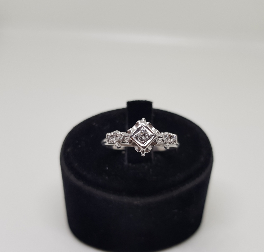 DÖRTGEN MODEL PIRLANTA TAŞLI YÜZÜK