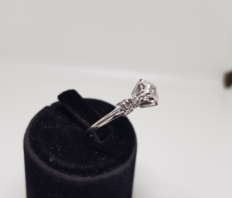 DÖRTGEN MODEL PIRLANTA TAŞLI YÜZÜK