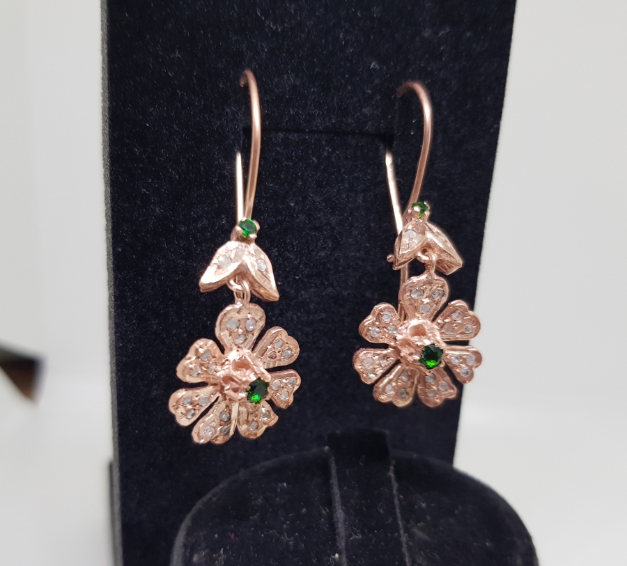 ZÜMRÜT VE ELMAS TAŞLARLA SÜSLÜ PAPATYA FORMLU KÜPE