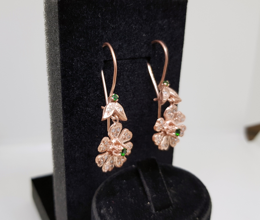 ZÜMRÜT VE ELMAS TAŞLARLA SÜSLÜ PAPATYA FORMLU KÜPE