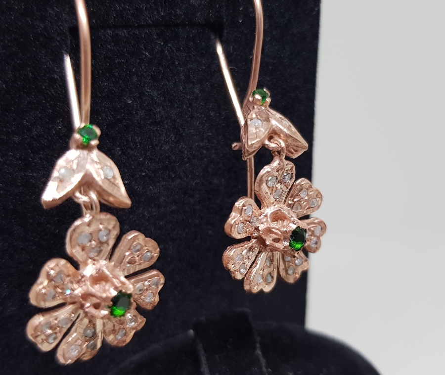 ZÜMRÜT VE ELMAS TAŞLARLA SÜSLÜ PAPATYA FORMLU KÜPE