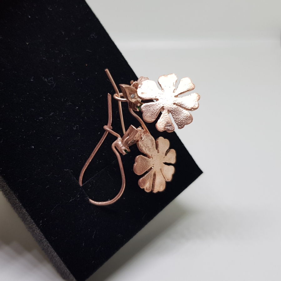 ZÜMRÜT VE ELMAS TAŞLARLA SÜSLÜ PAPATYA FORMLU KÜPE