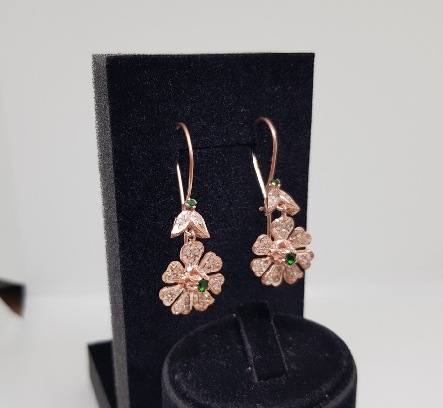 ZÜMRÜT VE ELMAS TAŞLARLA SÜSLÜ PAPATYA FORMLU KÜPE