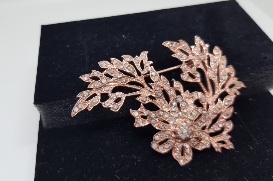 ÇİÇEKLİ DALLI MODEL ELMAS TAŞLI BROŞ
