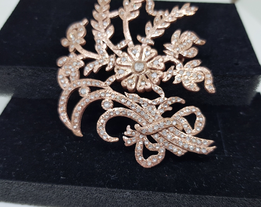 FİYONKLU ÇİÇEK MODELİ ELMAS TAŞLI BROŞ