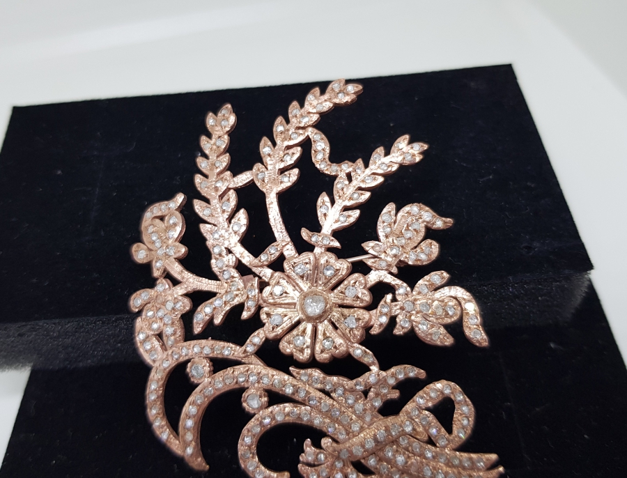 FİYONKLU ÇİÇEK MODELİ ELMAS TAŞLI BROŞ