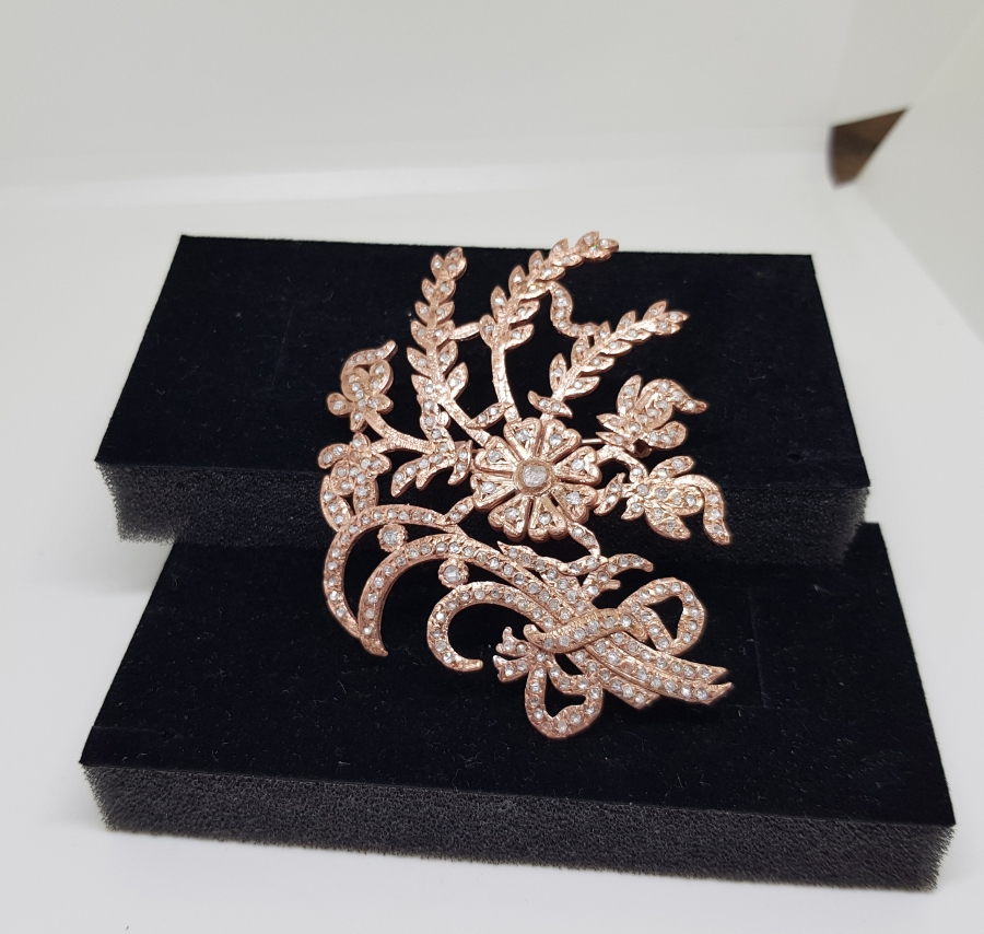 FİYONKLU ÇİÇEK MODELİ ELMAS TAŞLI BROŞ