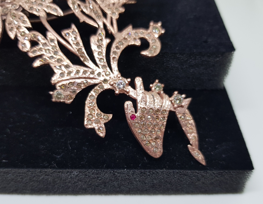 DALLI HANIMELİ MODELİ ELMAS TAŞLI BÜYÜK BOY BROŞ