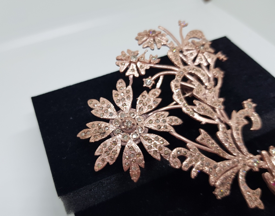 DALLI HANIMELİ MODELİ ELMAS TAŞLI BÜYÜK BOY BROŞ