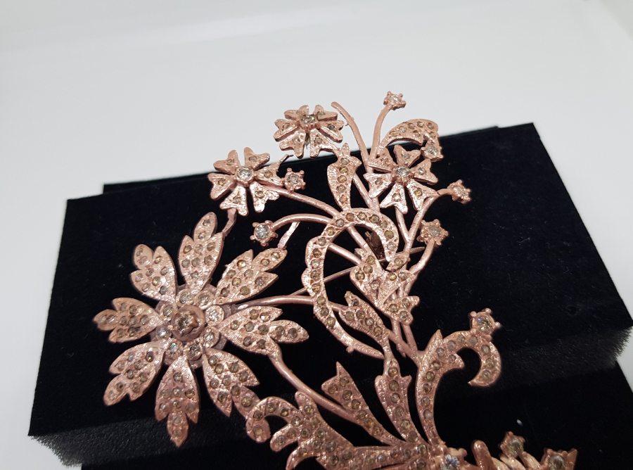 DALLI HANIMELİ MODELİ ELMAS TAŞLI BÜYÜK BOY BROŞ