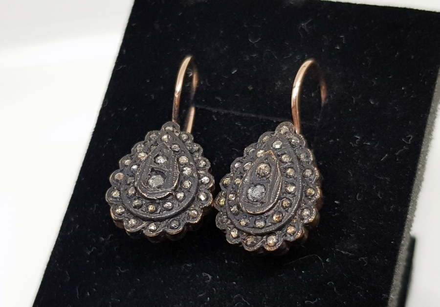 ELMAS TAŞLARLA SÜSLÜ DAMLA MODEL KÜPE