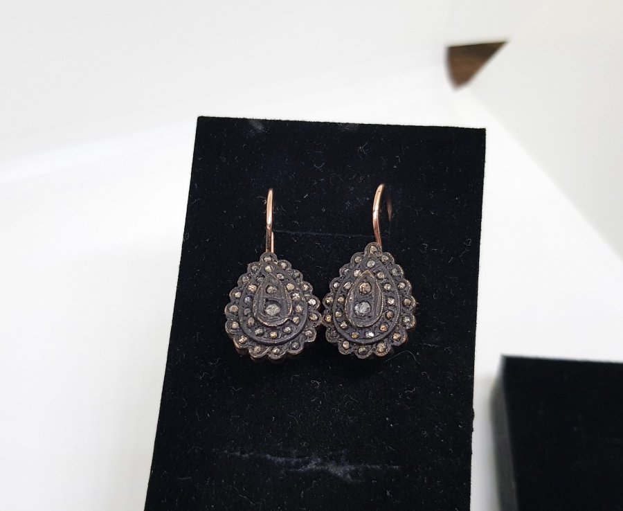 ELMAS TAŞLARLA SÜSLÜ DAMLA MODEL KÜPE