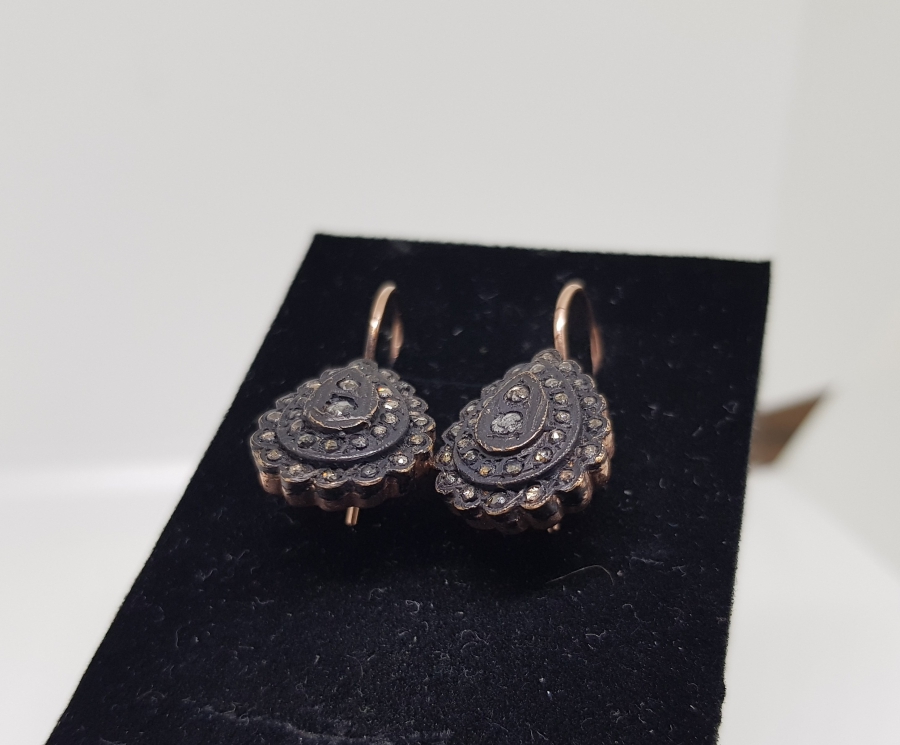 ELMAS TAŞLARLA SÜSLÜ DAMLA MODEL KÜPE