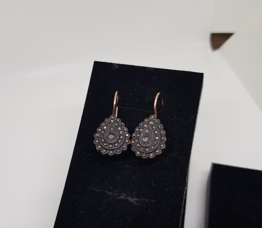 ELMAS TAŞLARLA SÜSLÜ DAMLA MODEL KÜPE