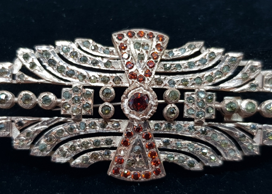 ÜZERİ ELMAS TAŞLARLA SÜSLÜ AVRUPA MODEL BROŞ