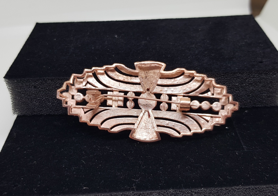 ÜZERİ ELMAS TAŞLARLA SÜSLÜ AVRUPA MODEL BROŞ