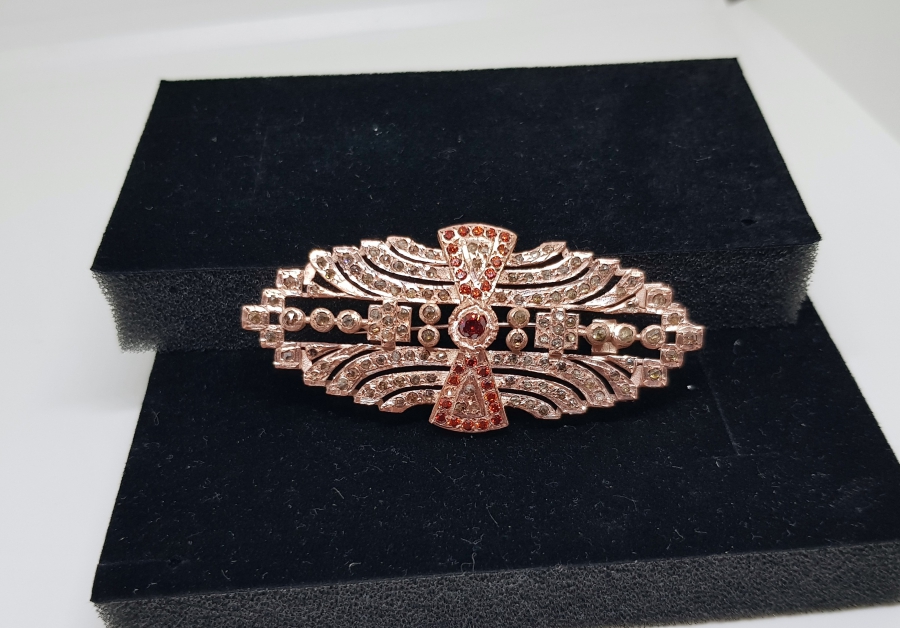 ÜZERİ ELMAS TAŞLARLA SÜSLÜ AVRUPA MODEL BROŞ