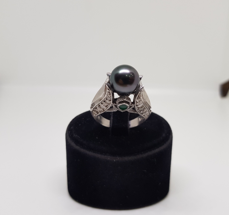 ELMAS TAŞLI SİYAH İNCİLİ YÜZÜK