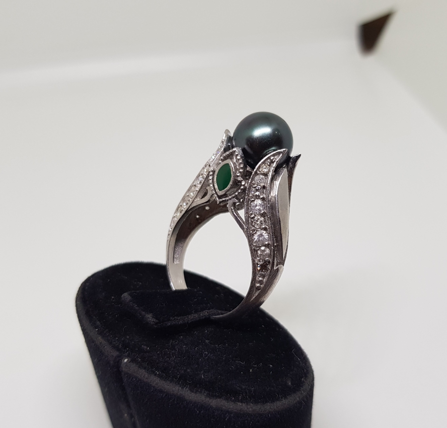 ELMAS TAŞLI SİYAH İNCİLİ YÜZÜK