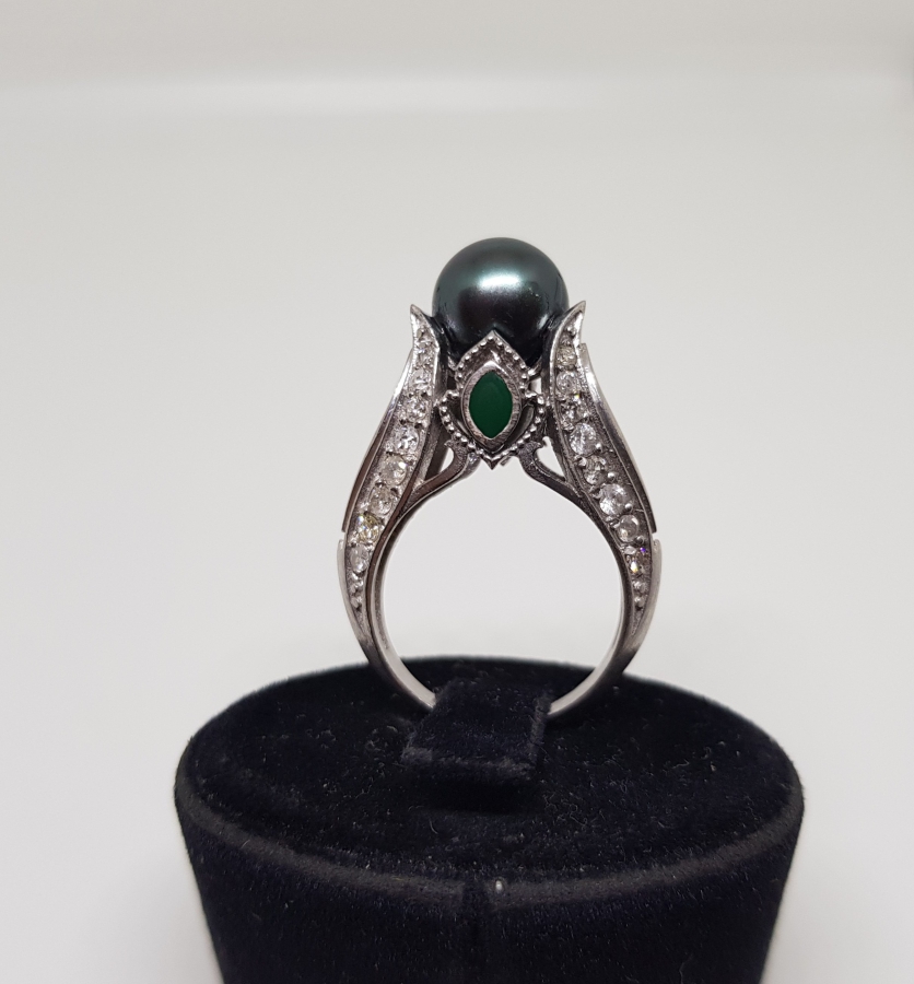 ELMAS TAŞLI SİYAH İNCİLİ YÜZÜK