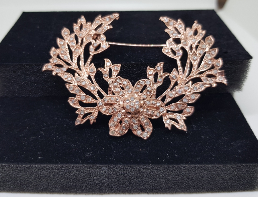 SALTANAT ÇELENGİ FORMUNDA YAPILMIŞ ELMAS TAŞLI BROŞ