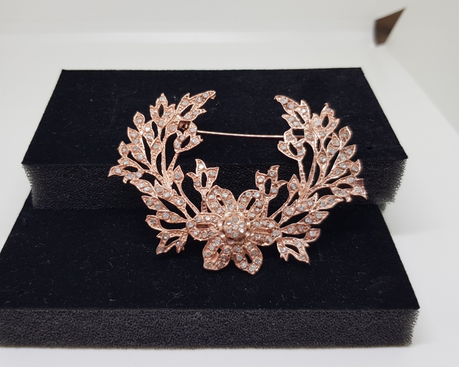 SALTANAT ÇELENGİ FORMUNDA YAPILMIŞ ELMAS TAŞLI BROŞ